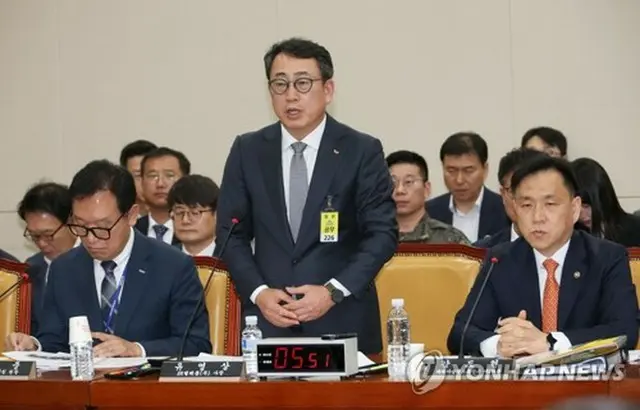 国会の聴聞会に出席し、情報流出について謝罪する柳英相社長＝３０日、ソウル（聯合ニュース）