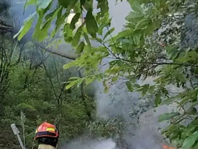 消火する消防隊員（大邱消防本部提供）＝（聯合ニュース）≪転載・転用禁止≫
