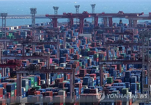 韓国南部・釜山港に積まれているコンテナ（資料写真）＝（聯合ニュース）