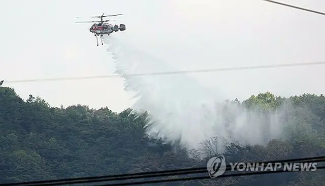 空中消火に当たる山林庁のヘリコプター＝１日、大邱（聯合ニュース）