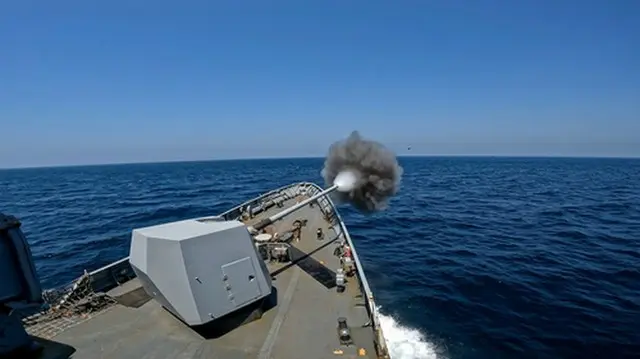 訓練を行う海軍の艦艇（海軍提供）＝（聯合ニュース）≪転載・転用禁止≫