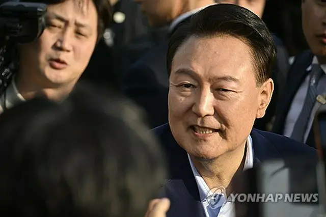 ４月１１日、大統領公邸から退去しソウルの自宅に向かう前に支持者らとあいさつした尹氏（共同取材）＝（聯合ニュース）