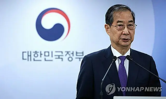 大統領の権限を代行する韓悳洙首相は国民向け談話を発表し、辞任を表明した＝１日、ソウル（聯合ニュース）