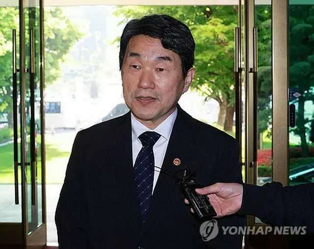 政府ソウル庁舎で記者団の質問に答える李周浩・社会副首相兼教育部長官＝２日、ソウル（聯合ニュース）