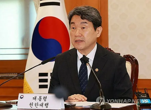 政府ソウル庁舎で開かれた緊急のＮＳＣで発言する李周浩・社会副首相兼教育部長官＝２日、ソウル（聯合ニュース）