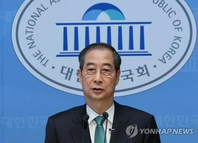 大統領選への出馬を表明する韓悳洙氏＝２日、ソウル（聯合ニュース）