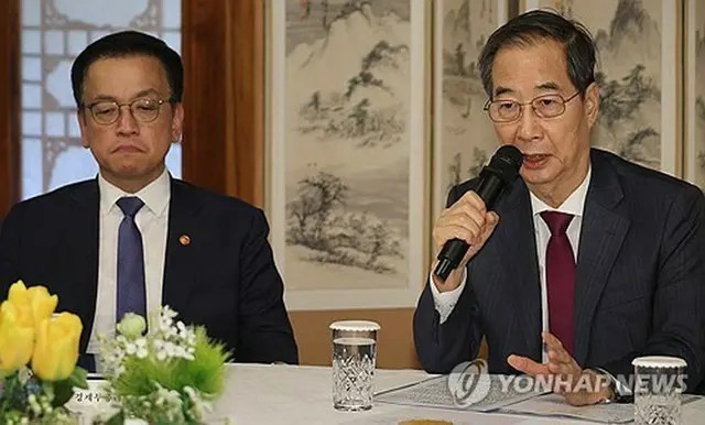 韓悳洙・前首相（右）と崔相穆・前経済副首相兼企画財政部長官（資料写真）＝（聯合ニュース）