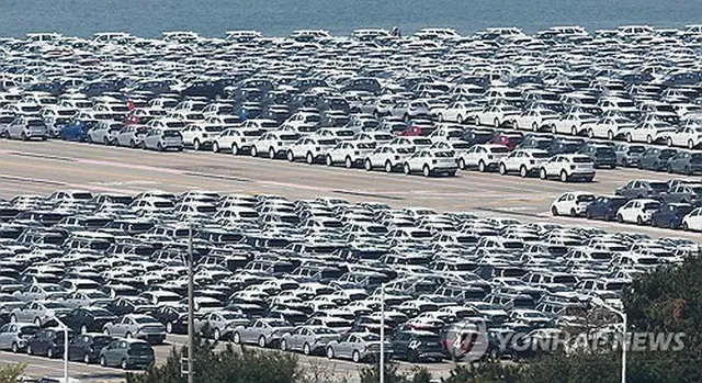 平沢港で輸出を待つ自動車＝（聯合ニュース）