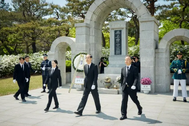大統領選挙出馬の韓悳洙氏、最初の日程は顕忠院...「国民は左・右より前に進むことを望んでいる」