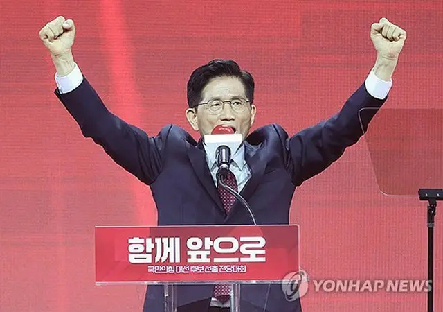 韓国の保守政党「国民の力」は３日の党大会で、大統領選（６月３日投開票）の党公認候補に金文洙（キム・ムンス）前雇用労働部長官（７３）を選出した。党大会で受諾演説を行う金氏＝（聯合ニュース）