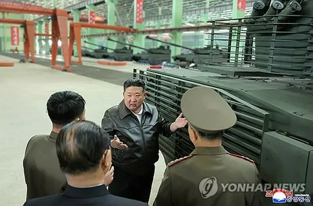 戦車を生産する軍事工場を視察した金正恩氏（中央）＝（朝鮮中央通信＝聯合ニュース）＝（聯合ニュース）≪転載・転用禁止≫