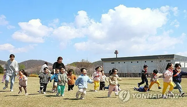 韓国の総人口に占める子どもの割合が昨年１０．６％となり、人口が４０００万人以上の３７カ国のうち最低を記録した（資料写真）＝（聯合ニュース）