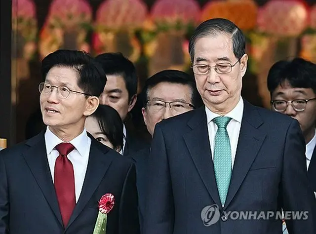 釈迦誕生日の法要に出席した金文洙氏（左）と韓悳洙氏＝５日、ソウル（聯合ニュース）