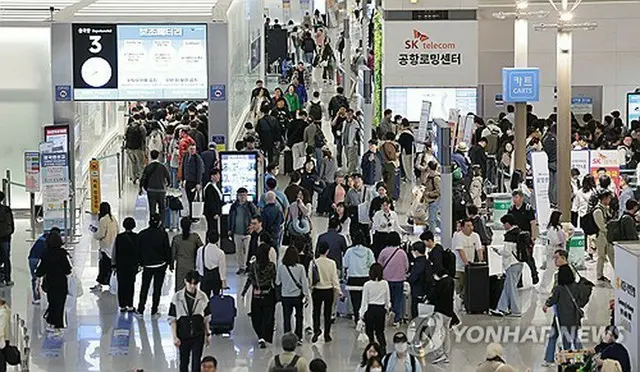 旅行客でにぎわう仁川国際空港＝（聯合ニュース）