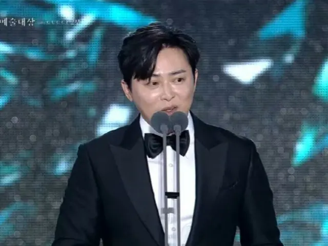 「百想芸術大賞」チョ・ジョンソク、最優秀賞受賞「GUMMYさんと娘、愛してる」
