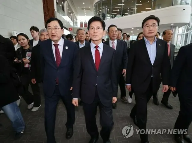 金文洙氏（中央）＝６日、慶州（聯合ニュース）