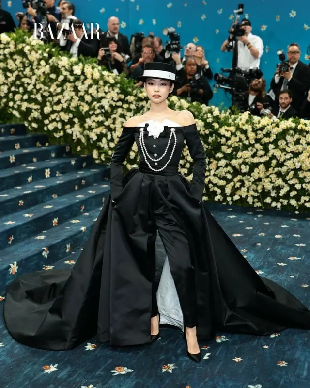 “人間シャネル”JENNIE&“タキシード”ROSE&“露出多め”LISA…「BLACKPINK」のメンバーらが「2025 Met Gala」で再び注目の的