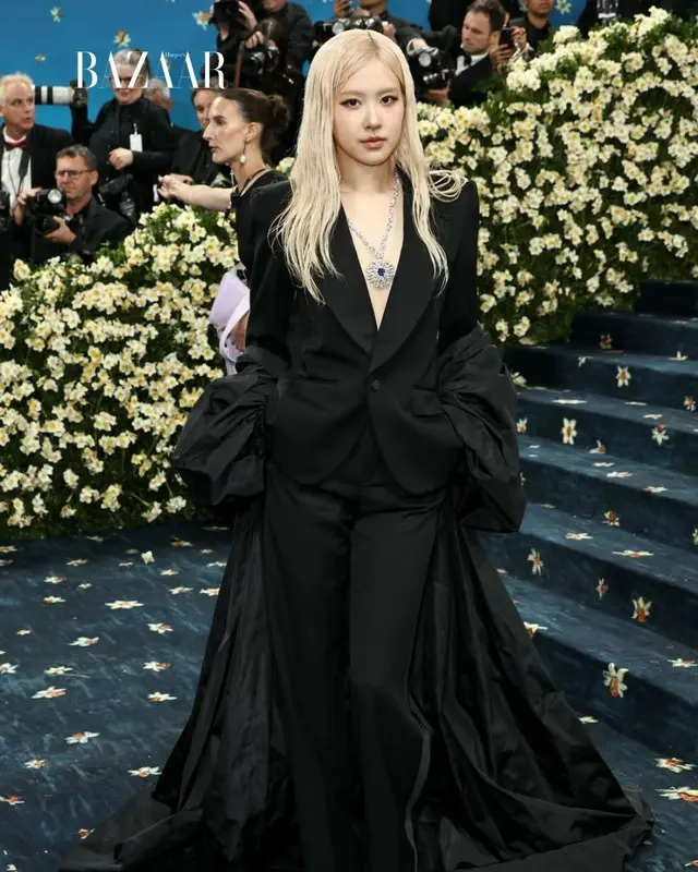 “人間シャネル”JENNIE&“タキシード”ROSE&“露出多め”LISA…「BLACKPINK」のメンバーらが「2025 Met Gala」で再び注目の的
