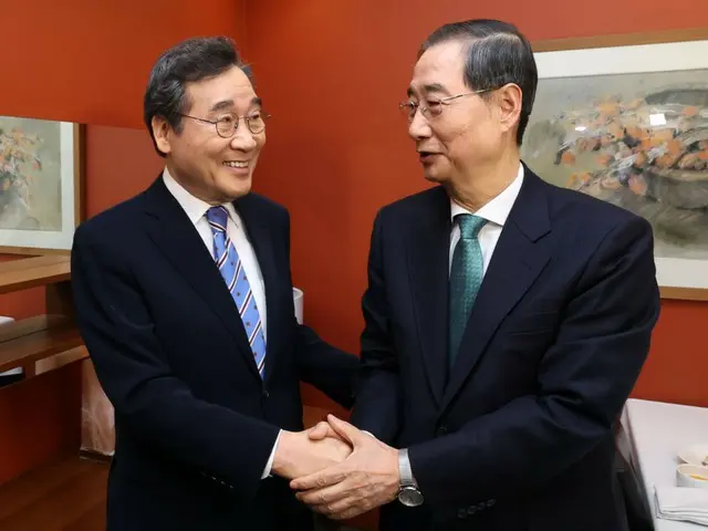 「出馬」した韓悳洙候補に会った李洛淵元首相…「大統領選ビッグテント」を論議＝韓国