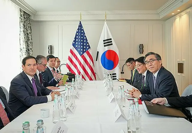 ２月１５日、ドイツ・ミュンヘンで会談した韓国の趙兌烈外交部長官（右端）と米国のルビオ国務長官（左端、外交部提供）＝（聯合ニュース）≪転載・転用禁止≫