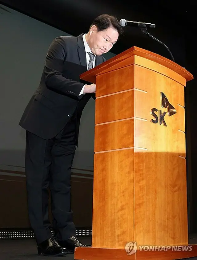 記者会見で頭を下げる崔氏（共同取材）＝７日、ソウル（聯合ニュース）
