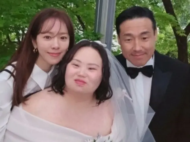 【単独】女優ハン・ジミン、チョン・ウネ作家の結婚式でヘアメイクをサポートしていた…“双子姉妹”の美しい友情