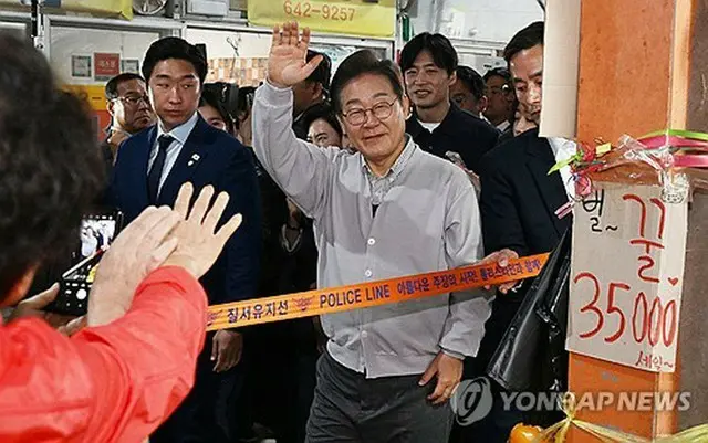 南西部の全北特別自治道任実郡にある市場を訪れた「共に民主党」の大統領選候補、李在明前代表＝７日、任実（聯合ニュース）