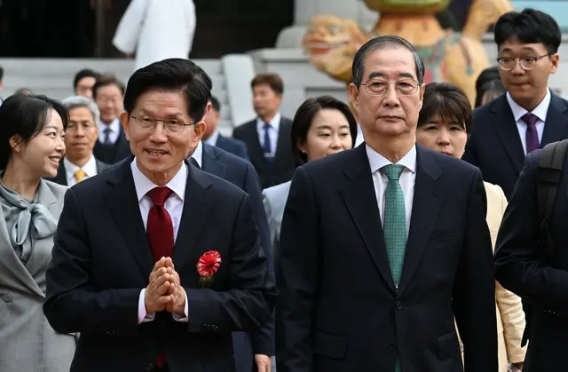 「無所属出馬」韓悳洙前首相が与党の公認候補に会う…「一本化」なるか？＝韓国