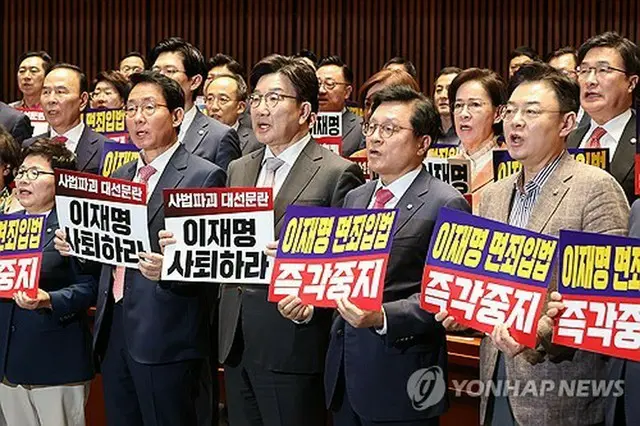 国会で開かれた「国民の力」の議員総会＝７日、ソウル（聯合ニュース）
