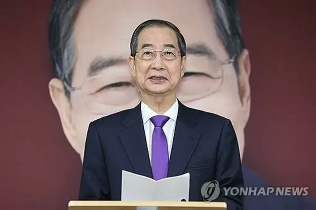 記者会見を行う韓悳洙（ハン・ドクス）氏＝７日、ソウル（聯合ニュース）