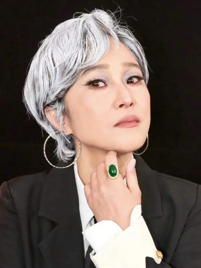 人気タレントのソン・ウニ、神業メイクアップアーティストの腕前でメリル・ストリープに変身…「遺影写真に決めた」？