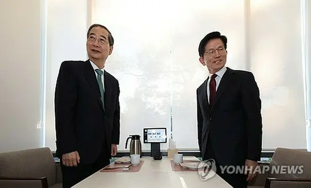ソウル市内の飲食店で協議した韓悳洙氏（左）と金文洙氏＝７日、ソウル（聯合ニュース）
