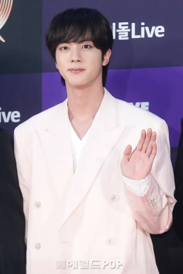 「BTS」JINに奇襲キスした50代の日本女性、韓入国後に自ら出頭…検察に送致