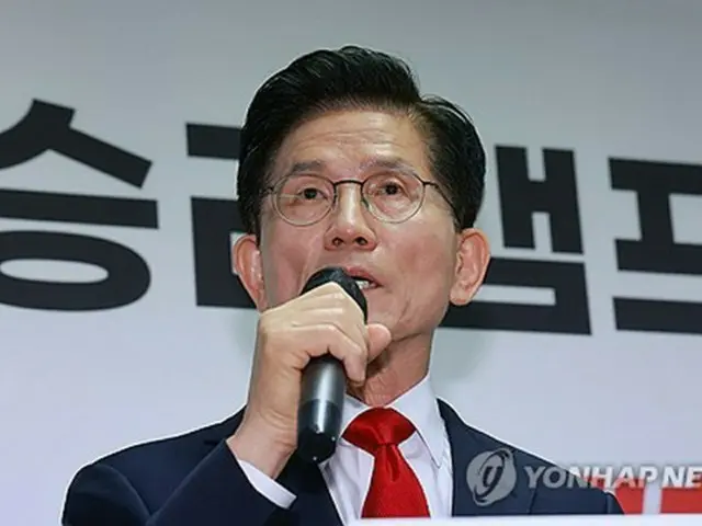 記者会見を行う金文洙氏＝８日、ソウル（聯合ニュース）