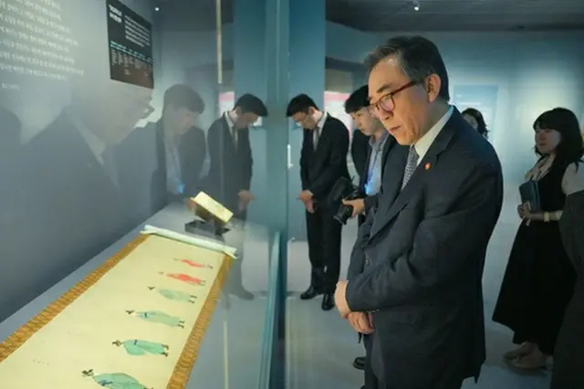 ソウル歴史博物館で朝鮮通信使に関する特別展を鑑賞する趙兌烈・外交部長官（同部提供）＝（聯合ニュース）≪転載・転用禁止≫