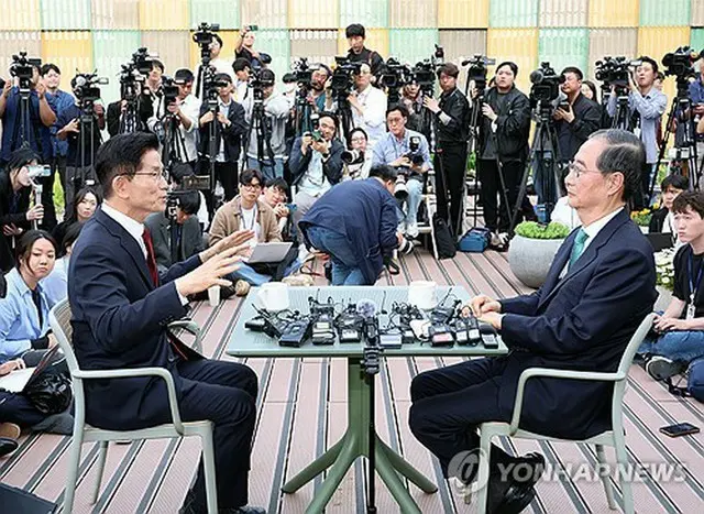 報道陣を前に一本化の協議をする韓氏（右）と金氏（共同取材）＝８日、ソウル（聯合ニュース）