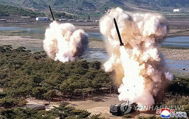 朝鮮中央通信は金正恩氏が８日に長距離砲とミサイルの合同打撃訓練を現地指導したと報じた＝（朝鮮中央通信＝聯合ニュース）≪転載・転用禁止≫