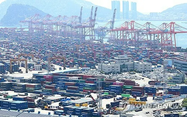 輸出用のコンテナが積まれた釜山港＝（聯合ニュース）