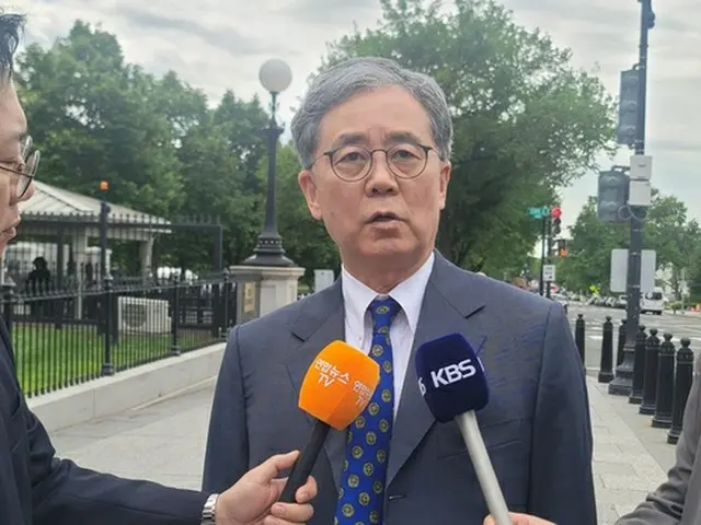 米当局者との会合後、報道陣の取材に応じる金鉉宗氏＝８日、ワシントン（聯合ニュース）