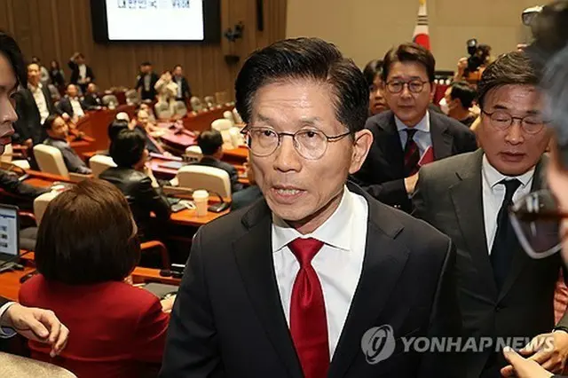 「国民の力」の議員総会を退場する金文洙氏＝９日、ソウル（聯合ニュース）