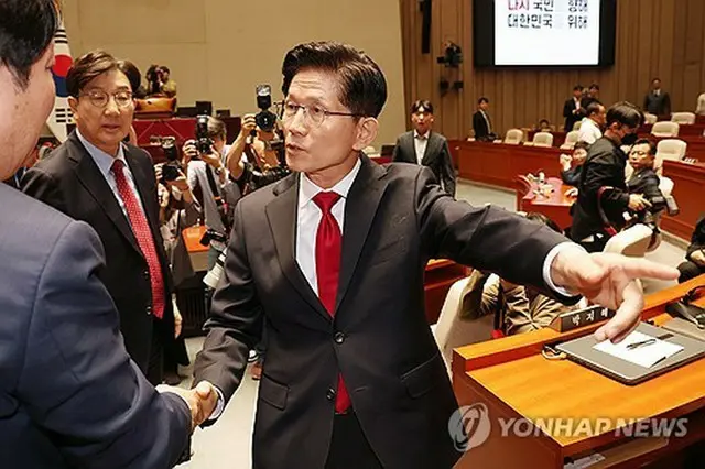 「国民の力」議員総会の会場を出る金文洙氏＝９日、ソウル（聯合ニュース）