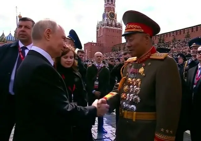 プーチン氏（左）と握手するキム・ヨンボク副総参謀長（ニュース映像より）＝（聯合ニュース）≪転載・転用禁止≫