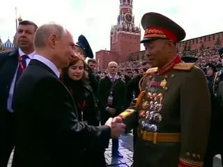 北朝鮮軍代表団　プーチン氏と握手＝戦勝記念式典参加