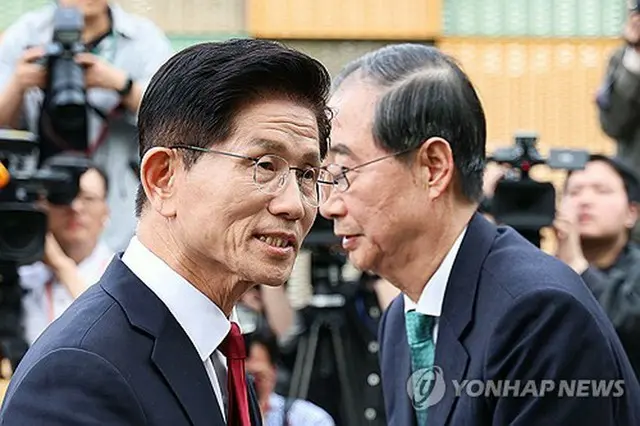 金文洙氏（左）と韓悳洙氏（共同取材）＝（聯合ニュース）