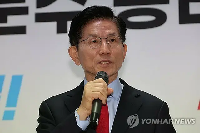 記者会見を行う金文洙氏＝１０日、ソウル（聯合ニュース）