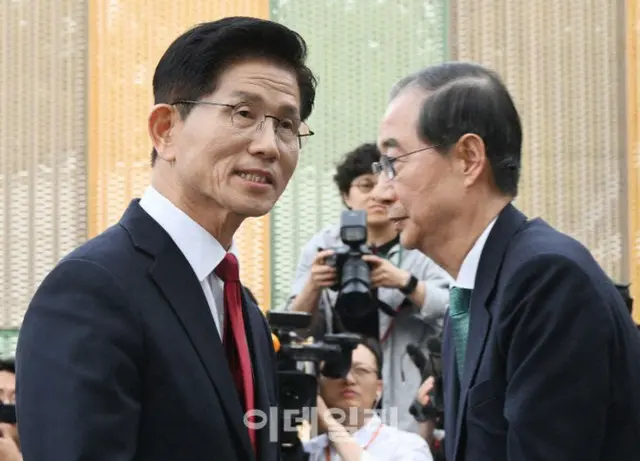8日、国会で候補の一本化に向けた２回目の会談を終えた国民の力の金文洙大統領選候補と無所属の韓悳洙大統領選予備候補（写真＝パン・イングォン記者）