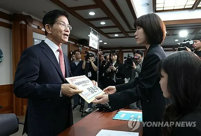 中央選挙管理委員会で大統領選候補登録を行う「国民の力」公認候補の金文洙氏＝１１日、ソウル（聯合ニュース）