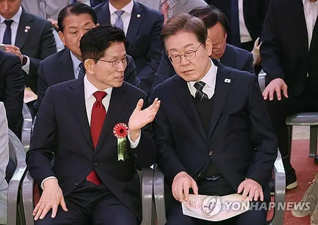 ５日に韓国最大の仏教宗派「大韓仏教曹渓宗」の総本山、曹渓寺（ソウル市鍾路区）で開かれた釈迦誕生日の法要に出席した李在明氏（右）と金文洙氏＝（聯合ニュース）