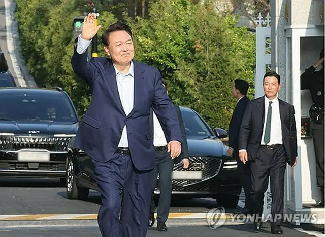 ４月１１日、大統領公邸から退去する尹前大統領＝（聯合ニュース）