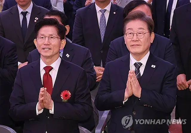 李在明氏（右）と金文洙氏＝（聯合ニュース）